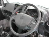 運転が楽しくなる明るく開放的な運転席まわりです