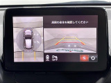 【360°ビュー・モニター】まるでクルマを真上から見下ろしたかのような視点で駐車をサポートします!クルマの斜め後ろや真横など、前後左右の4つのカメラの映像が合成されて、モニターに映し出されます。