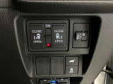 運転席からスイッチ1つでスライドドアを操作でき、荷物を持った方やお子様、お年寄りの乗り降りがとても楽になります!