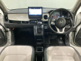 車内は光触媒抗菌消臭施工済です。インパネ周りはスタイリッシュなデザインで機能や装備も充実しています。グローブボックスやカップホルダーのほかにトレーなどたくさんの収納スペースが付いています。