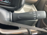 走行中の車が周囲の明るさを検知して、自動的にヘッドライトを点灯/消灯してくれます。