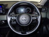 ハンドル左側にはオーディオ操作が出来るオーディオリモートコントロールスイッチ、右側にはHonda SENSINGとオートクルーズコントロールのスイッチを装備!