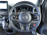 【Honda SENSING】 カメラ等装置で精度の高い検知能力を発揮、安全運転を支援します。ステアリング上のコントローラーに注目!