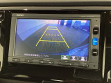 リバースギアに入れるだけで後方の表示へ切り替わります。夜間や雨の日の駐車も楽になりますよ。