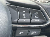【マツダ・レーダー・クルーズ・コントロール(MRCC)】先行車との速度差や車間距離を認識し、設定した車速内で車間距離を自動で調整・維持することで、高速道路などでドライバーの負担を軽減します。