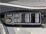 パワーウィンドウのスイッチですよ。 運転席に居ながら窓を開け閉めのコントロールできますよ。 ロック機能で、子供がイタズラして窓を開けるという事も無くなりますよ。
