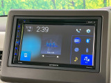 【ディスプレイオーディオ】お持ちのスマホやMP3プレイヤーとの無線接続で音楽再生が可能!コードで繋ぐわずらわしさも無く、手軽にお気に入りの音楽を楽しめます。