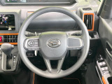 インテリアに合わせたデザインのステアリングは、運転される方のことも考え、運転しやすい形状、大きさです。是非一度、実際に触ってお確かめください。