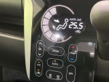 【オートエアコン】一度お好みの温度に設定すれば、車内の温度を検知し風量や温度を自動で調整。暑い…寒い…と何度もスイッチ操作をする必要はありません。快適な車内空間には必須の機能ですね♪