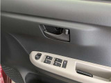 運転席パワーウインドウマスタースイッチです。車内の換気も運転席から簡単に行えます。ロック機能もついているので子供がイタズラして窓を開けるという事も防止できますよ。