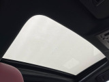 【ムーンルーフ】開放感たっぷりの希少装備、ムーンルーフが装着されています!車内に明かりを取り入れたり景色を楽しむ以外にも、車内の空気も簡単に換気できて快適です!