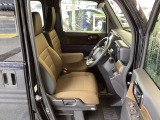 自然な姿勢を保ち、体への負担をやわらげる運転席シートです!また、スムーズに乗り降りしやすいシート高なので快適です!