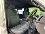 運転席まわりには十分なスペースがあり、大柄な方でもゆったり運転していただける環境です。