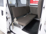 当店では専任のメカニックが大切なお客様のお車を一台一台丁寧に整備いたします。自社認証工場にてリフトアップし下回りまでキッチリ検査いたします。