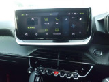 Apple CarPlay、Android Auto 対応。スマホを接続するとタッチスクリーン上でマップ、通話、メッセージ、ミュージックなどのアプリをスマホ同様に操作できるミラースクリーン機能搭載