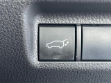 【パワーバックドア】荷物を抱えた状態でもスイッチ操作によるリアゲートの開閉が可能です。お買い物時やアウトドアの際に役立ちますね。