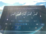 タッチスクリーンをタップするかスワイプするだけですべての機能を呼び出せます。Apple CarPlayおよびAndroid Autoに対応しスマートフォンとのシームレスな 連携も実現。さらに、USBポートを標準装備しています。