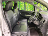 運転席まわりには十分なスペースがあり、大柄な方でもゆったり運転していただける環境です。