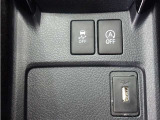 トラクションコントロールとは、すべりやすい路面での発進時や加速時にタイヤの空転を抑え、駆動力確保に貢献する機能です。詳細は販売店スタッフまでおたずねください。