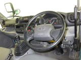 運転の際、常に目にする部分だけにシックで飽きのこないデザインが良いですね。