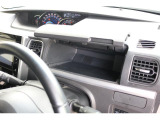 運転席側アッパーボックスは小物が入ります。