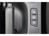 【EVドライブモード】駆動用電池から電力を供給し、電気モーターのみを使って走行するモードです。早朝・深夜の駐車場などで、騒音や排気ガスを気にすることなく走行することができます。