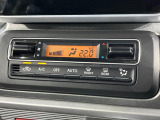 【オートエアコン】一度お好みの温度に設定すれば、車内の温度を検知し風量や温度を自動で調整。暑い…寒い…と何度もスイッチ操作をする必要はありません。快適な車内空間には必須の機能ですね♪