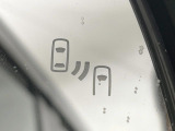 【ブラインドスポットモニター】走行中、ドアミラーの死角になりやすい箇所に後続車が接近するとサイドミラーのレンズに警告を表示!ドライバーに注意喚起をしてくれます。