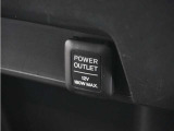 スマートフォンの充電等にも便利な電源ソケットも使いやすい場所に装備されています。