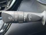 【オートワイパー(AUTO)】雨が降り出した時に、雨滴検出用センサー(レインセンサー)が雨滴を感知すると、自動でワイパーが動作します。