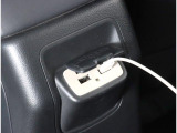 後席にもUSB充電ができるようになっております。後席の方にも快適に乗っていただけるような設計となっております。