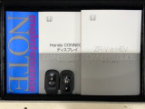 スマートキーは鍵をバッグに入れたままでもドアロックの開閉やエンジンのON・OFFができます。夜間や雨の日も鍵を探さなくて良いので便利です。