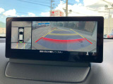 360度ビューカメラを搭載。4方の小型カメラの映像を処理し、車両真上からの映像に変換しています。