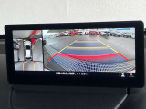360度ビューカメラを搭載。4方の小型カメラの映像を処理し、車両真上からの映像に変換しています。