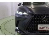 LEXUSらしいデザインのヘッドライトは環境に優しく経済的なLED。汚れや積雪を取り除き照射性能を確保してくれるヘッドライトウォッシャー付。オートライト、オートハイビームも装備しています。