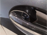 【デザインとの融合】BMWデザイナーが創り出したボディデザインを損なう事のない様に配置とデザインに拘っています。ドアノブについてもBMWの拘りに妥協はありません。