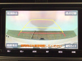 【バックカメラ】運転が苦手な方も車庫入れラクラクです!ギアをリバースに入れれば自動的に切り換わりますので、面倒な操作は不要です♪狭い駐車場もお車を傷つけず安心ですね!