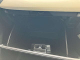 大型のグローブボックスは車検証など大きな物もすっぽりと収まるサイズとなっております。
