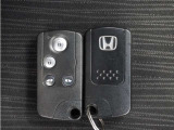 ◆スマートキー◆カギをバッグやポケットに入れたままでもドアロックの開閉ができる『スマートキー』付き!雨天や暗くなってもカギを取り出す必要がなくドアの開錠&エンジンも始動できます