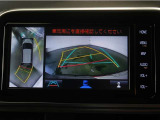 パノラミックビューモニター付きです。車両を上から見たような映像をディスプレイオーディオ画面に表示。運転席からの目視だけでは見にくい、車両周辺の状況をリアルタイムでしっかり確認できます。