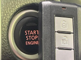 【インテリジェントキー】カバンやポケットに入れたままでもドアの施錠・解錠が可能なスマートキーを装備。エンジンのオン・オフ時もカギを取り出す必要が無いからとっても便利です♪