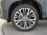 機敏さを引き立てる純正アルミ 215/50 R18 装着!