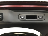 荷物を抱えていてもラクに開け閉め。Hondaスマートキーを持っていれば、開扉だけでなく、閉扉までをハンズフリーで行うことができます