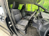 運転席まわりには十分なスペースがあり、大柄な方でもゆったり運転していただける環境です。