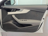 インテリアはブラック×ローターグレーのカラー。運転席にはシートメモリー付きです。