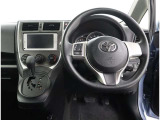 運転席側から見た写真です、お車にマッチングするように考えられたインパネデザイン!沢山のスイッチ類も運転される方が使いやすい位置に配置されていますね!
