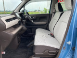 運転席と助手席は足元がつながっているので、スム-ズに乗り降りできて便利です。