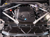 【BMWエンジン】革新的なガソリン・エンジン・テクノロジーによる高性能かつ高効率。レスポンスの良いパワーを発揮。常にスムーズな吸気を実現しアクセル開度にダイレクトに反応しドライビングを楽しく演出。