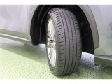 タイヤサイズ 235/50R20。タイヤの空気圧がゼロになっても、一定距離を走行できるランフラットタイヤを装着。端正で美しいデザインの純正アルミホイールを装着しています。