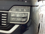 LEDヘッドライトは、点灯の瞬間から最大光量を発揮し、突然暗くなるトンネルなどでの安定感を高めます。